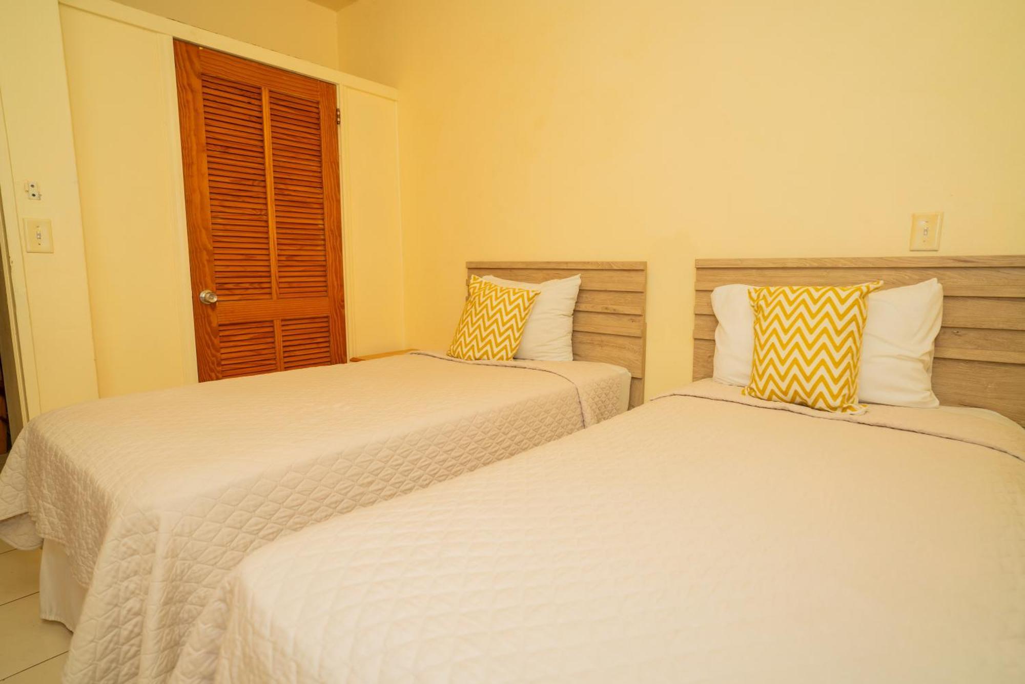Connie'S Comfort Suites St. John's Экстерьер фото