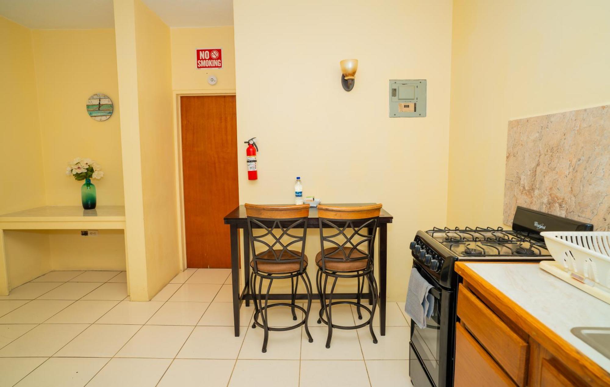 Connie'S Comfort Suites St. John's Экстерьер фото