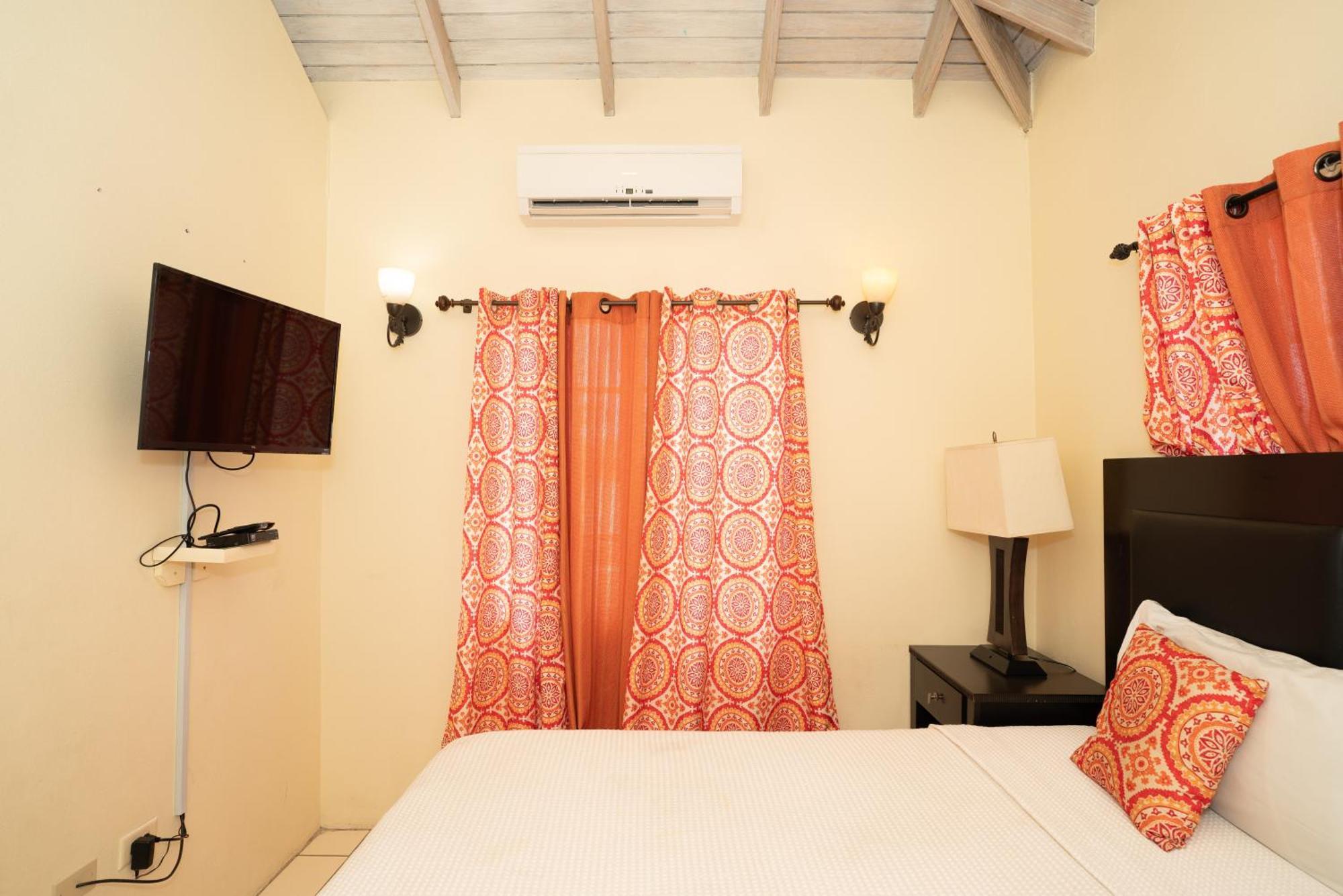 Connie'S Comfort Suites St. John's Экстерьер фото
