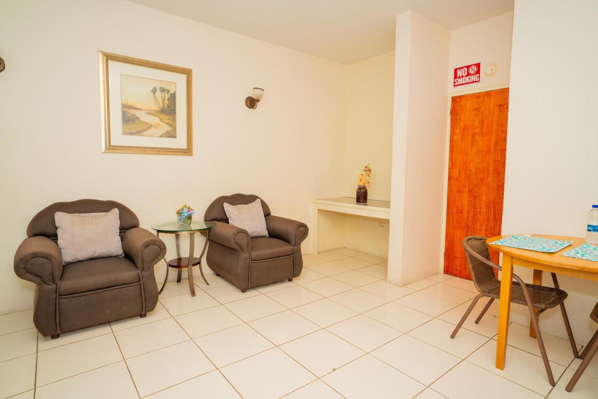 Connie'S Comfort Suites St. John's Экстерьер фото